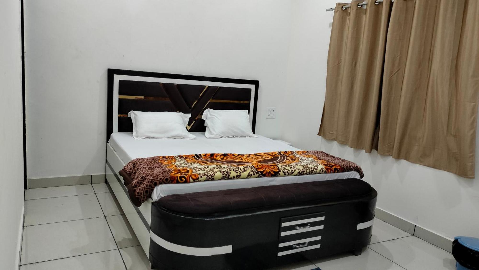 Maa Gayatri Dham Hotell Vrindāvan Exteriör bild