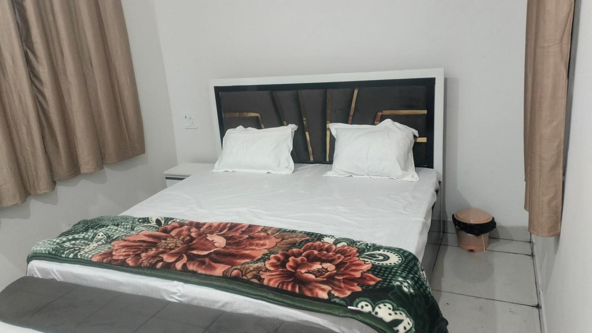Maa Gayatri Dham Hotell Vrindāvan Exteriör bild