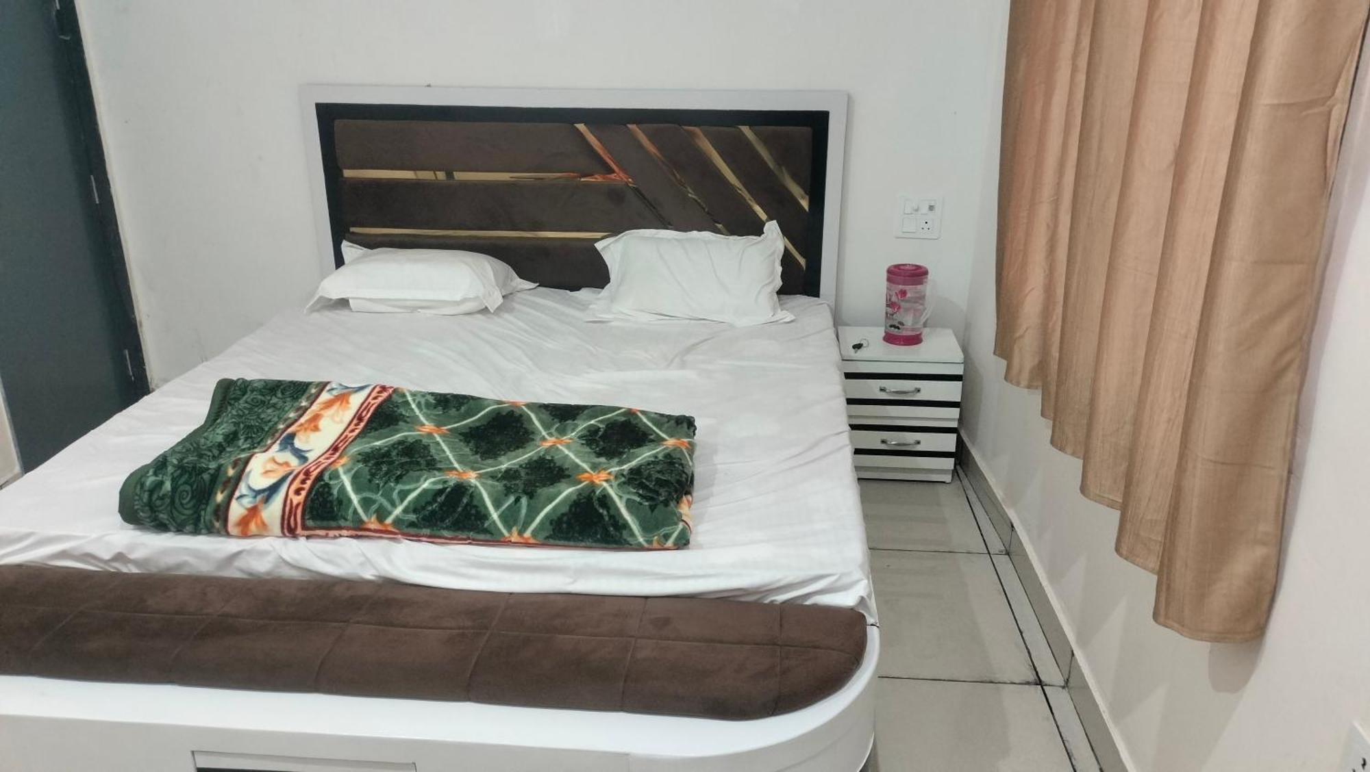 Maa Gayatri Dham Hotell Vrindāvan Exteriör bild
