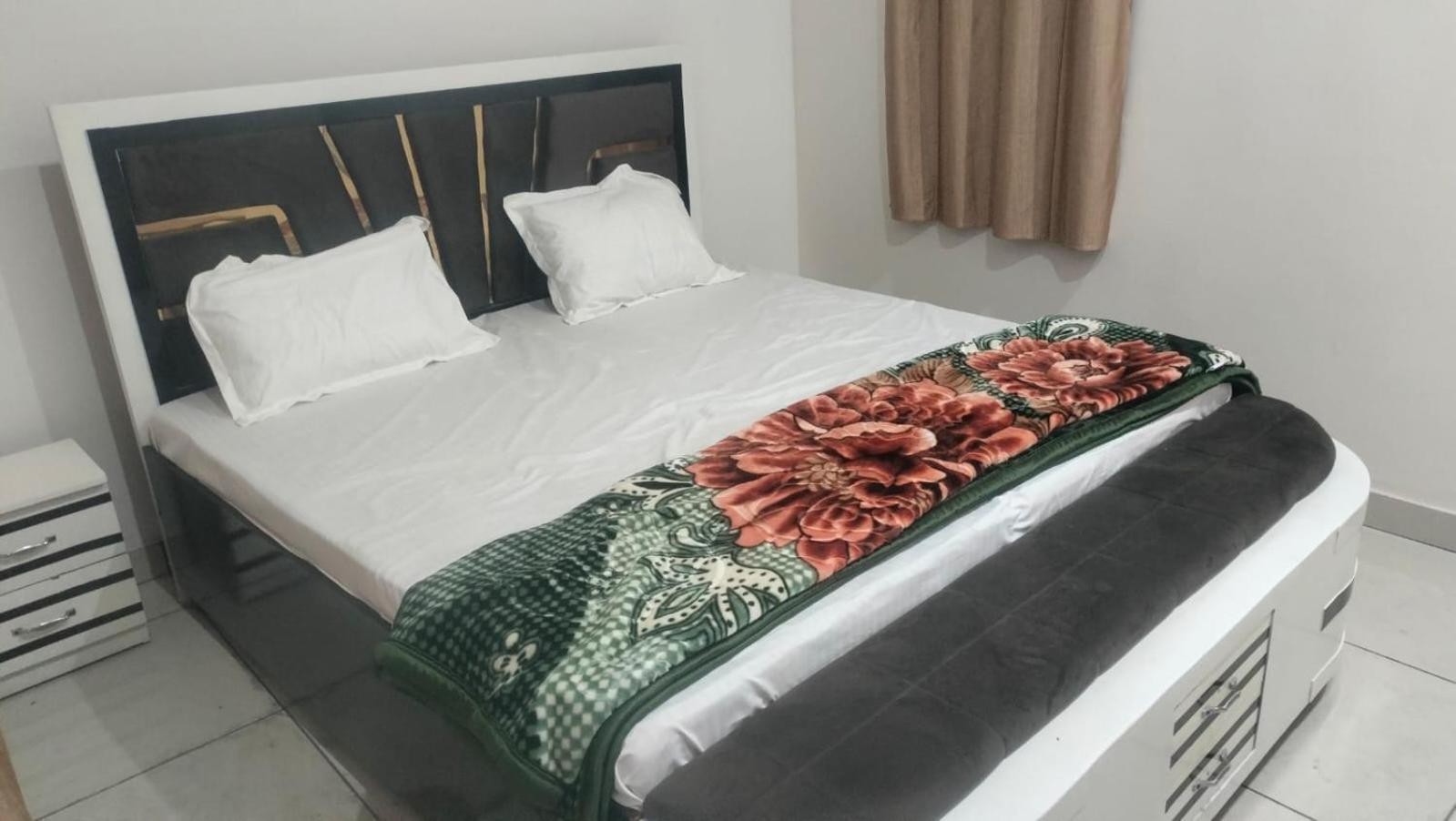 Maa Gayatri Dham Hotell Vrindāvan Exteriör bild