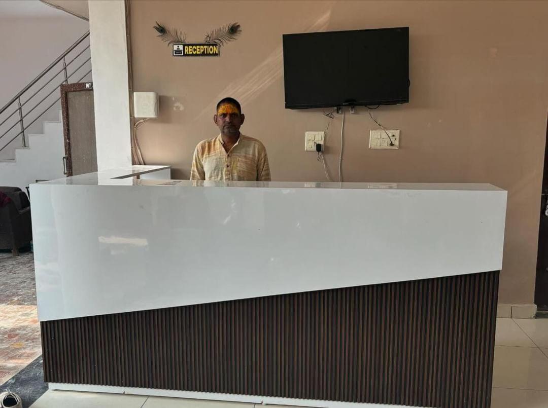 Maa Gayatri Dham Hotell Vrindāvan Exteriör bild