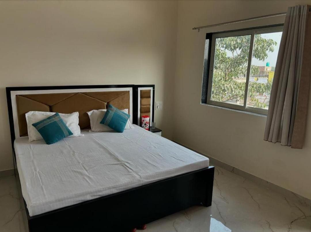 Maa Gayatri Dham Hotell Vrindāvan Exteriör bild
