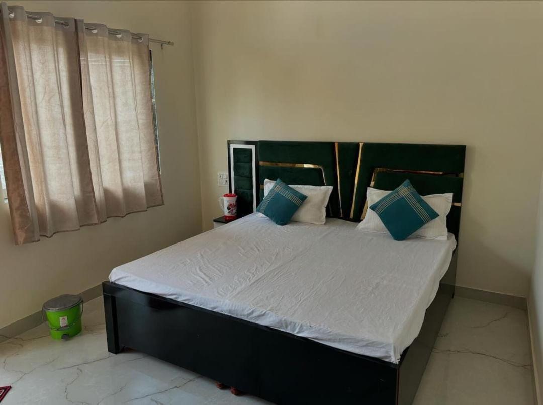 Maa Gayatri Dham Hotell Vrindāvan Exteriör bild